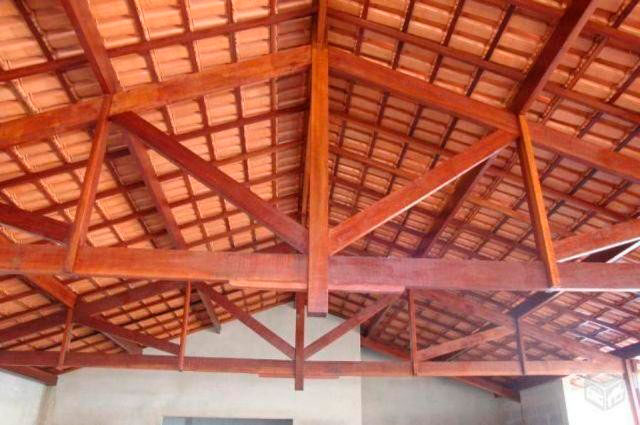 Telhado de madeira com estrutura a vista