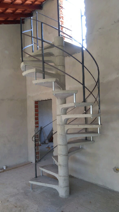 Escada caracol em concreto e guarda corpo metálico