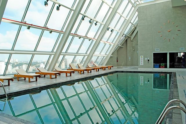 Vidro com proteção a raiação solar na cobertura de piscina em hotel