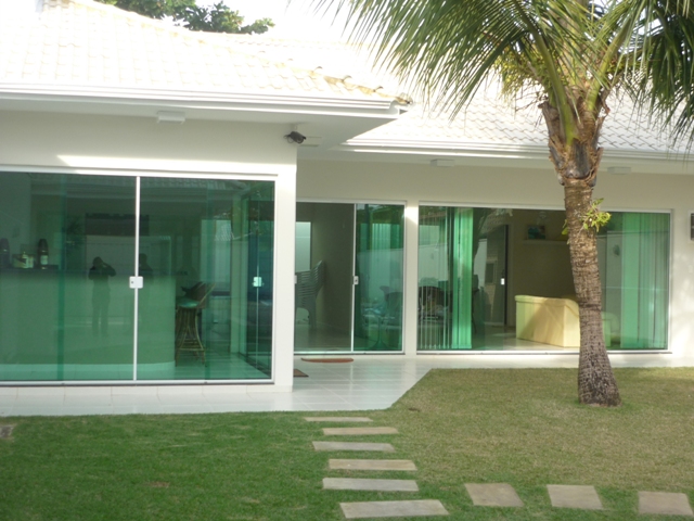 Portas externas de uma residencia para o jardim com vidros temperados