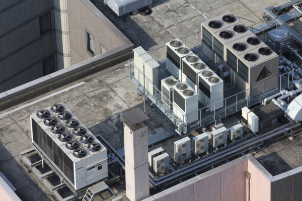 Unidades condensadoras para ar condicionado em laje de edifício
