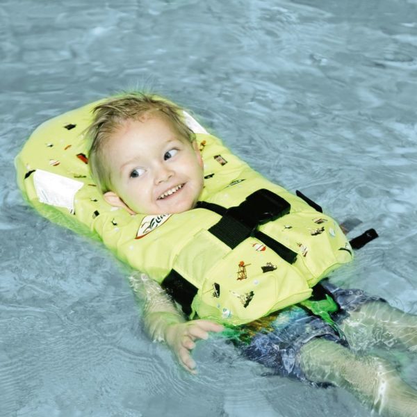 Criança na piscina com boia salva vidas