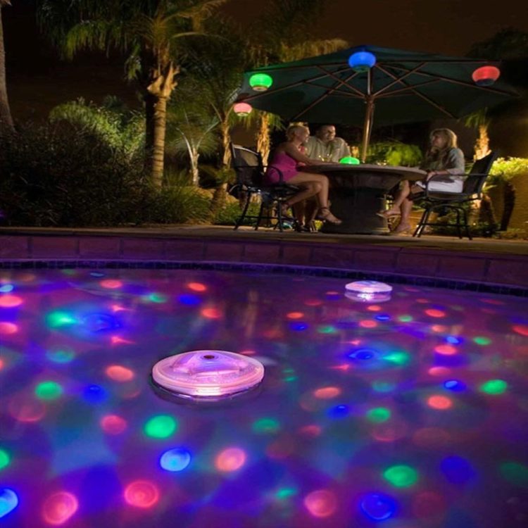 Piscina arredondada com iluminação de Led flutuante