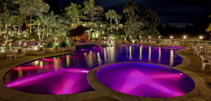 Piscina arredondada grande com iluminação de Led submersa