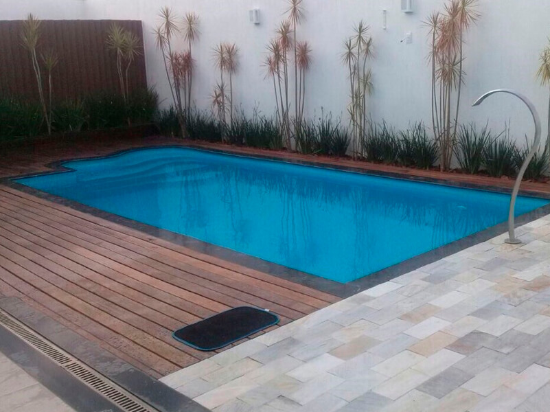 Quintal de residencia com deck e piscina