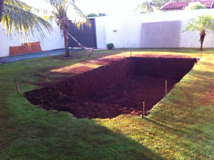 Buraco de escavação para instalação de piscina em gramado