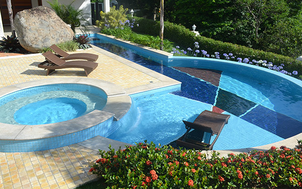 Piscina de alvenaria com revestimento decorativo