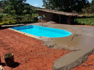 Aterro de piscina e construção de contra piso lateral