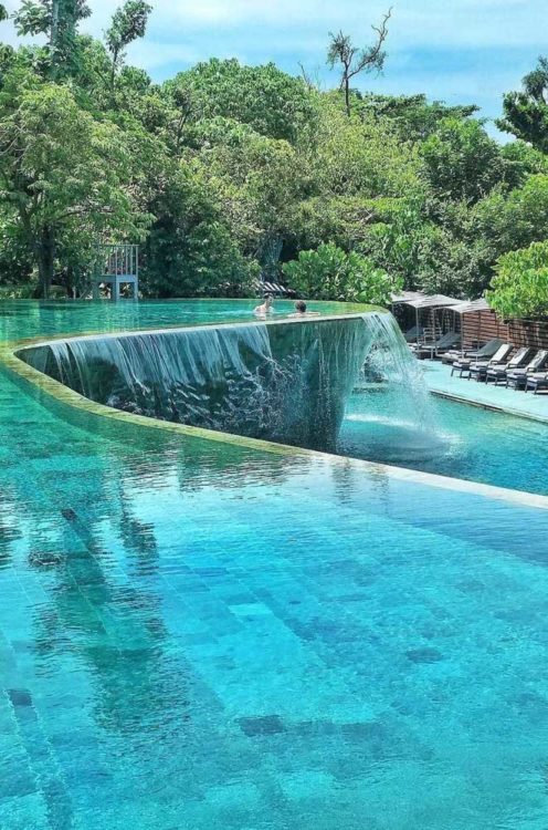 Piscina com cascata na borda infinita em hotel