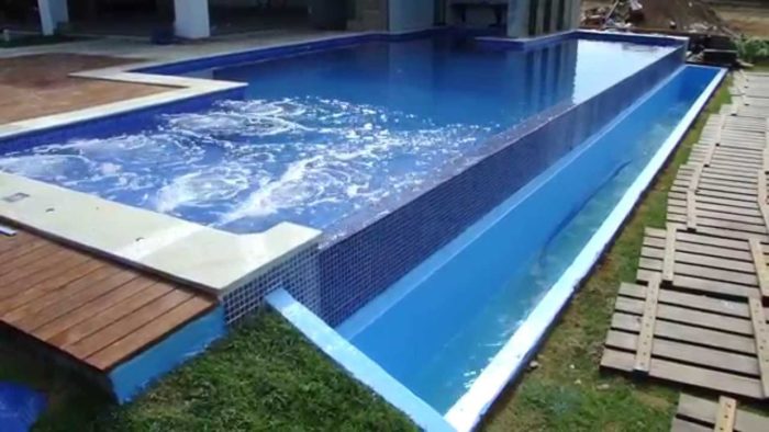 Piscina com borda infinita em chácara