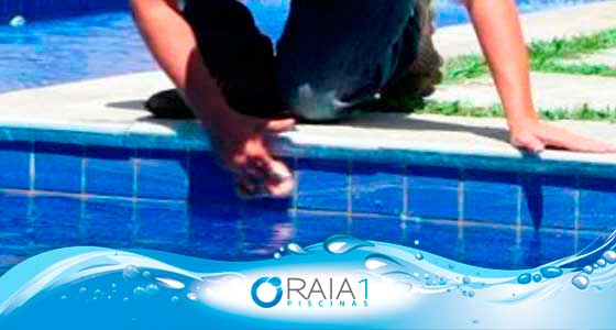 Profissional limpando borda interna da piscina