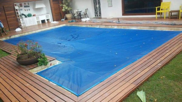 Piscina com cobertura de capa de proteção