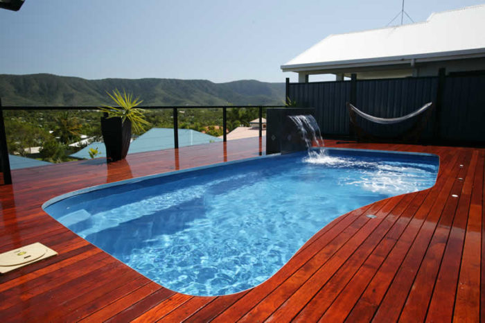 Deck de madeira em volta de piscina em laje de cobertura