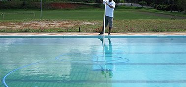 Limpeza de piscina olímpica com aspirador