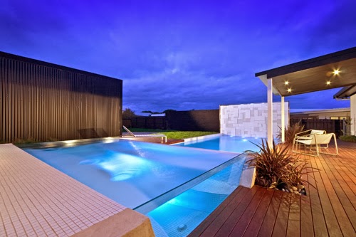 Piscina com vidro e deck 