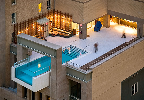 Piscina Suspensa na cobertura do Hotel Julies em Dallas EUA