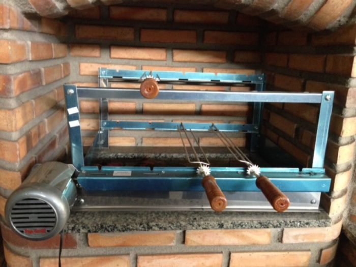 Grill giratório elétrico, instalado na churrasqueira