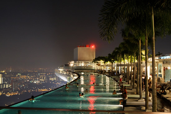 piscina suspensa na cobertura em vista noturna e iluminada do Htel