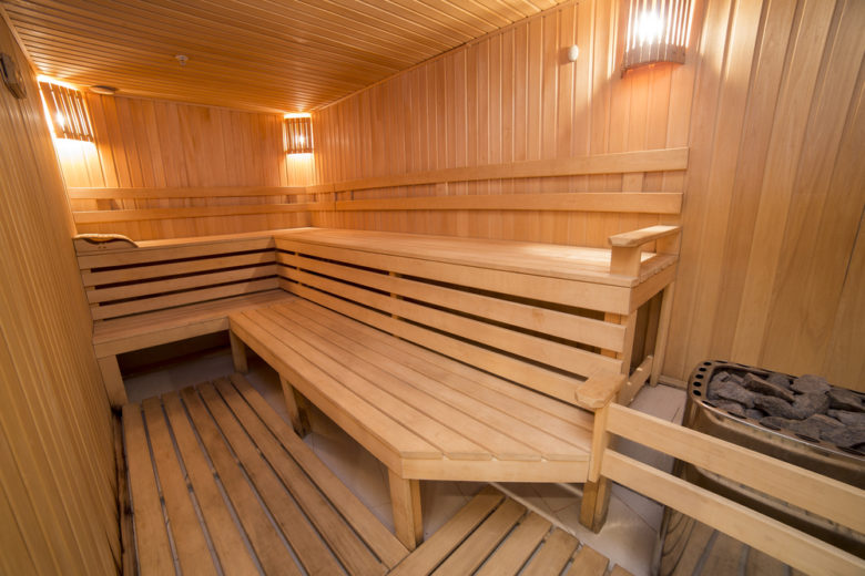 Sauna com estrado de madeira no piso