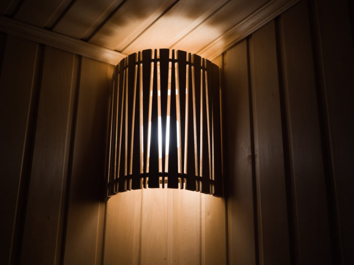 Luminária para iluminação indireta de canto na sauna
