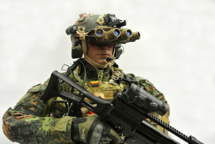 Soldado uniformizado com óculos de visão noturna para guerra