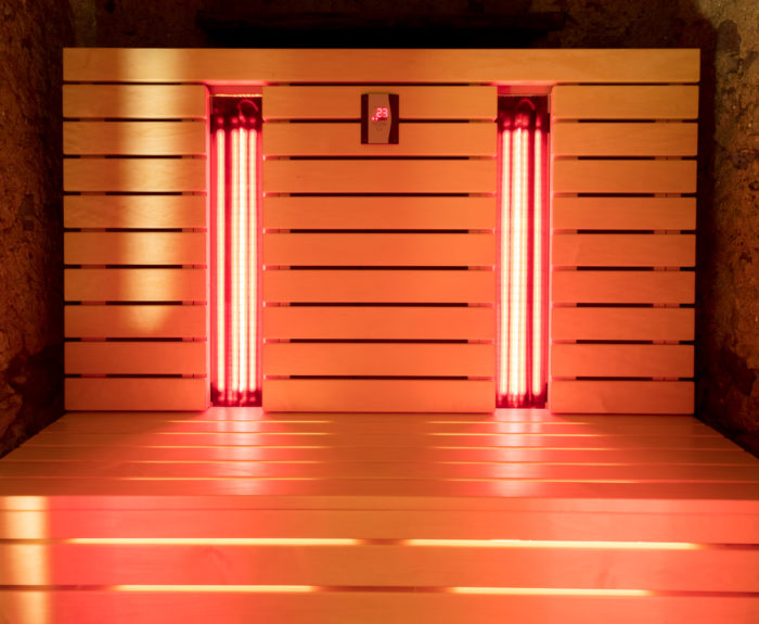 Sauna infravermelho com luz vermelha e madeira