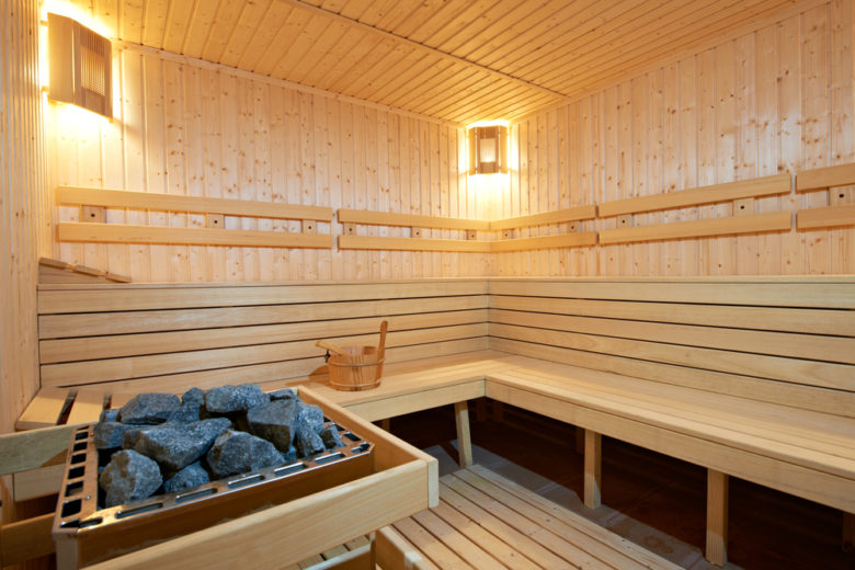 interior de sauna seca em madeira