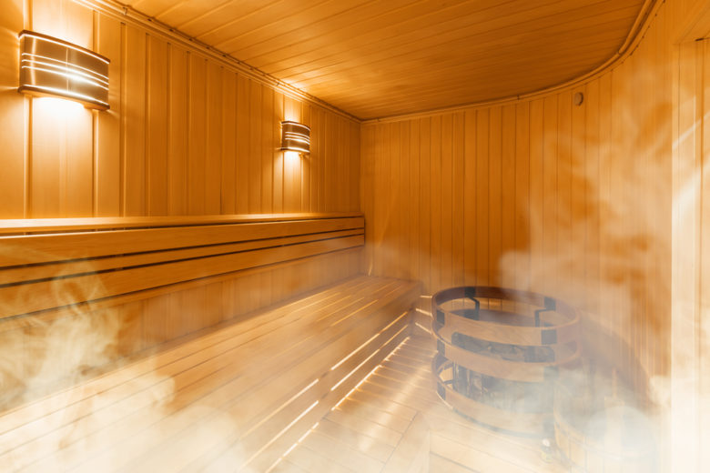 Sauna úmida revestida em madeira
