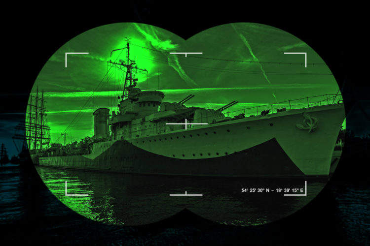 Visão noturna militar de um navio ancorado