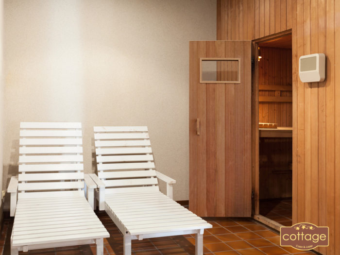 Porta de madeira da sauna, abrindo para fora e com visor