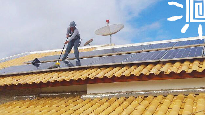 Limpeza de painel solar fotovoltaico no telhado