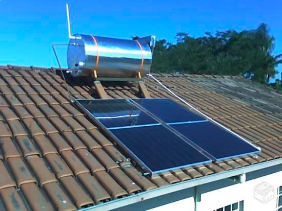 Painel aquecedor solar e reservatório no telhado 