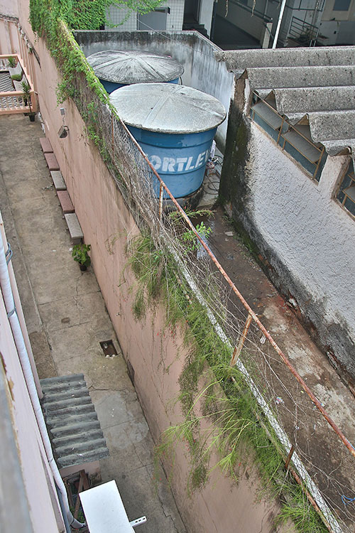 Muro alto com desnível de pisos entre vizinhos